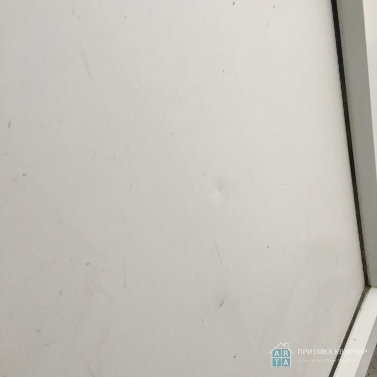 Повреждения на сандвич-панели балконной двери