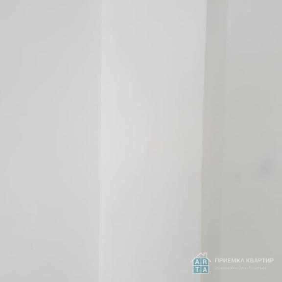 Отклонение левого угла стены в коридоре по вертикали 2,5 см