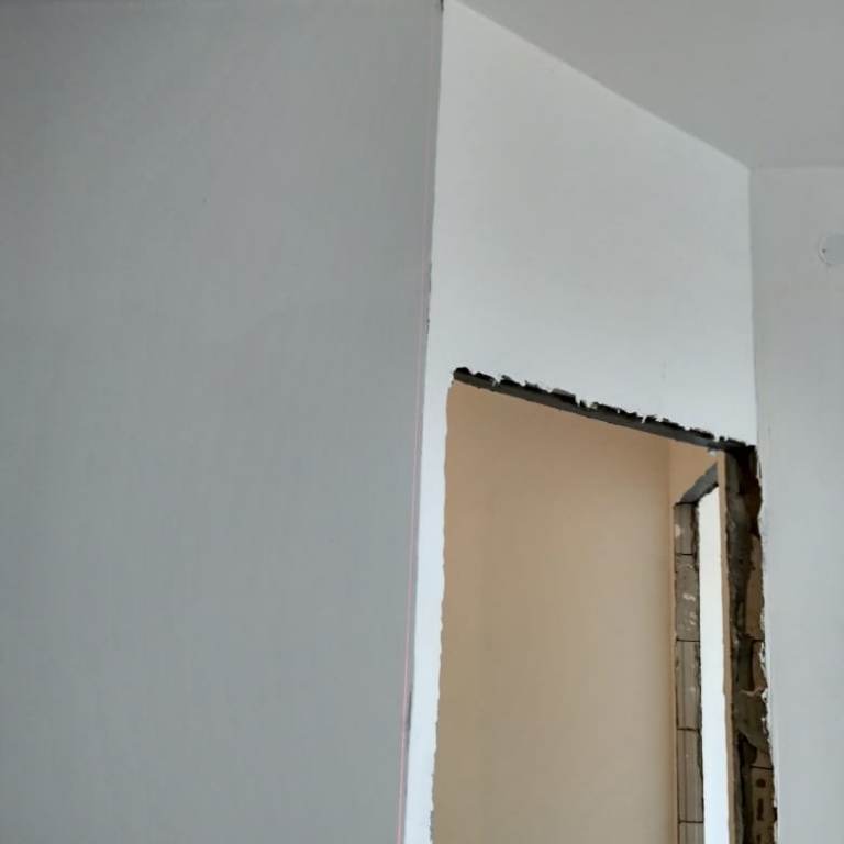 Отклонение перегородок по вертикали от пола до потолка (около 2 см).