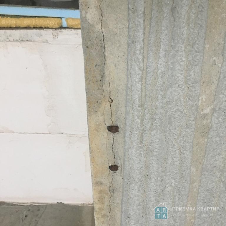 Трещина на стене, и обнажение арматуры