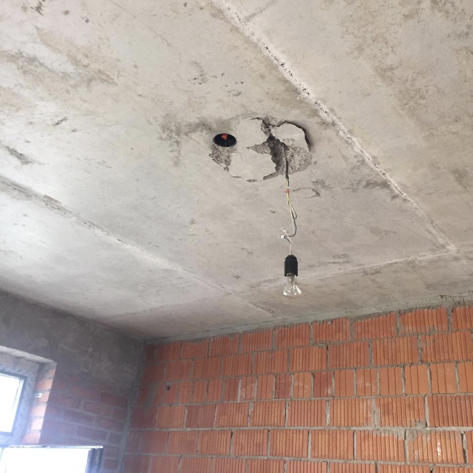 Не заделано отверстие на потолке под освещением
