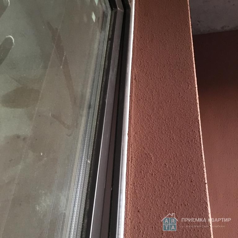 Выгнута рама балконной двери (щель 15мм)