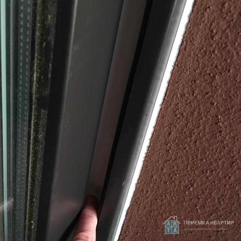 Выгнута рама балконной двери (щель 15мм)