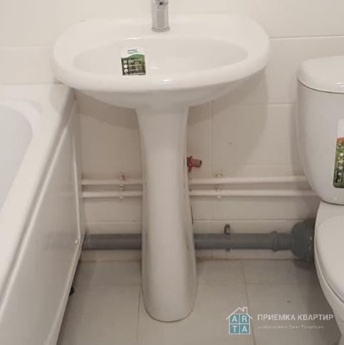 Следы герметика и строительного раствора на полу в ванной комнате 