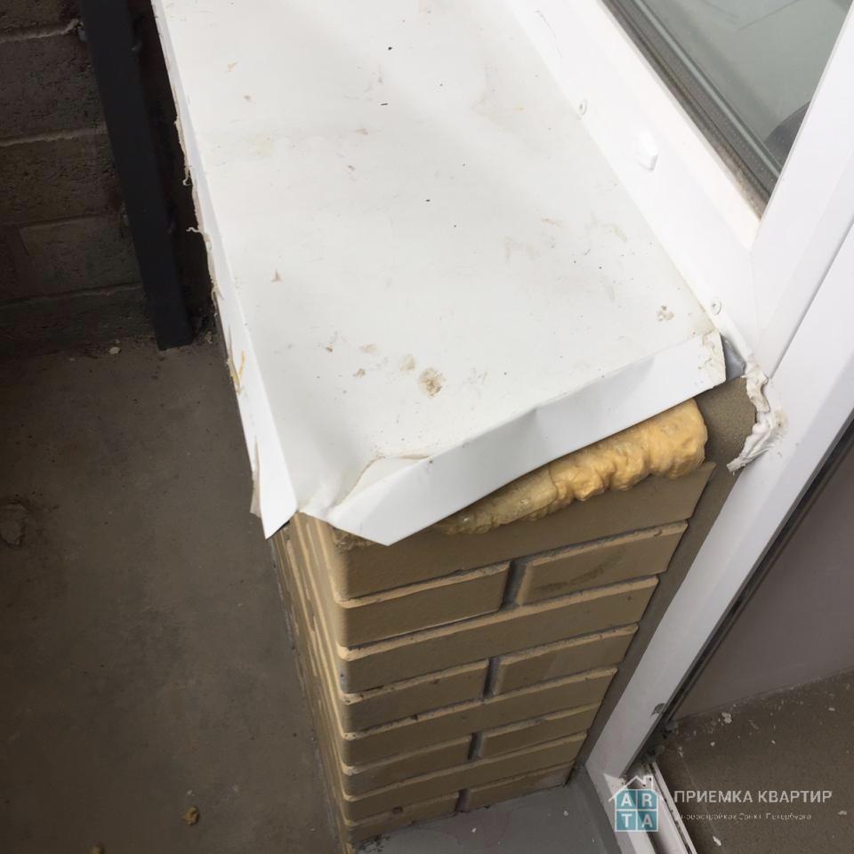 Дефект установки подоконной рамы на балконе