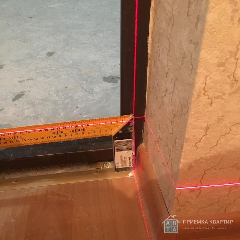 Отклонение коробки входной двери от вертикали на 22 мм