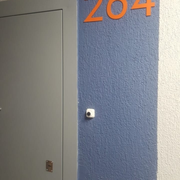 Не установлена защелка для замка на ручке дверной рамы